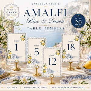 Puede incluir: Un juego de 20 plantillas de números de mesa editables en Canva con diseño de limones y azul Amalfi. Cada tarjeta rectangular muestra una ilustración costera, limones amarillos y texto azul oscuro sobre fondo crema, de 12,7 por 17,8 cm.