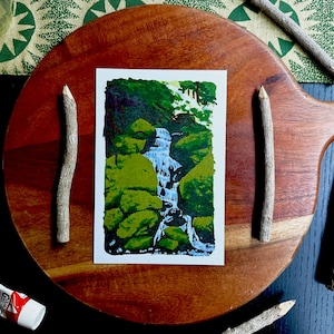 Arroyo cubierto de musgo, mini impresión artística, pintura de frutas, obra de arte forestal de 4 x 6, regalo de decoración del hogar para amigas, novias o el Día de la Madre