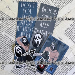 Op de afbeelding: Twee verticale bladwijzers en diverse stickers met het Ghostface-masker uit de Scream-franchise. Eén bladwijzer bevat de tekst DON'T YOU DARE STOP READING BABY, de andere GOOD GIRL KEEP READING. Stickers bevatten een mes en een hartvorm.