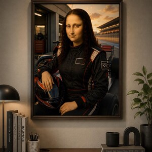 Puede incluir: Un cuadro de pared enmarcado que representa a una persona de cabello oscuro largo con un traje de carreras negro con detalles en rojo y blanco, sosteniendo un casco de carreras negro y rojo. El fondo muestra un circuito de carreras al atardecer.