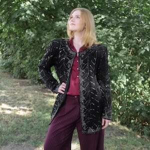 Vintage schwarze Seidenjacke mit Perlenbesatz, handverzierter Paillettenblazer mit breiten Schultern, glamouröses Abendoutfit, Größe L
