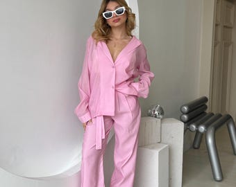 Zweiteiliges Leinen-Set in Rosa, bestehend aus einem langärmeligen Hemd mit V-Ausschnitt und einer weit geschnittenen Hose mit Kordelzug, lässiger Sommer-Loungewear-Anzug aus Leinen, rosa Set