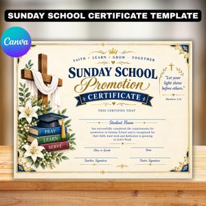 Op de afbeelding: Een sjabloon voor een zondagsschool-promotiecertificaat met een houten kruis, witte stof, witte lelies en een stapel boeken met een afstudeerhoed. De tekst luidt Sunday School Promotion Certificate, Faith Learn Grow Together en Let your light shine before others.