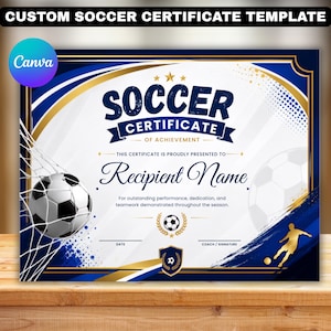 Könnte beinhalten: Eine personalisierte Fußball-Urkundenvorlage in Dunkelblau und Weiß mit goldenen Akzenten. Der Text lautet SOCCER CERTIFICATE OF ACHIEVEMENT, Recipient Name, ergänzt durch einen Fußball im Netz, ein goldenes Wappen und die Silhouette eines Spielers.