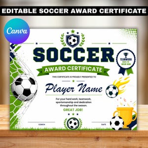 Puede incluir: Un certificado de premio de fútbol editable con un balón en una red, un trofeo y un gráfico de llama. El texto dice: EDITABLE SOCCER AWARD CERTIFICATE, SOCCER AWARD CERTIFICATE, THIS CERTIFICATE IS PROUDLY PRESENTED TO, Player Name, GREAT JOB!