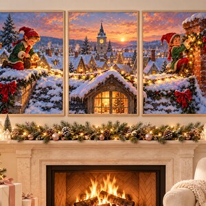 Könnte beinhalten: Ein dreiteiliges Wandbild-Set, das ein verschneites Weihnachtsdorf bei Sonnenuntergang zeigt. Die äußeren Paneele zeigen Elfen in rot-grüner Kleidung, die Dächer mit Lichtern schmücken, während das mittlere Paneel einen Uhrturm zeigt.