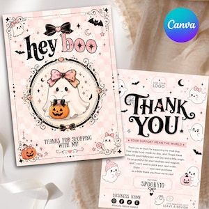 Può includere: Due cartoline rettangolari con sfondo a scacchi rosa chiaro e illustrazioni di fantasmi. La prima carta riporta hey boo e thanks for shopping with me. La seconda riporta thank you, your support mean the world e use code SPOOKY10.