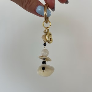 Personalisierbarer, handgefertigter Taschenanhänger aus Naturmuscheln mit Edelsteinen | Strandaccessoire