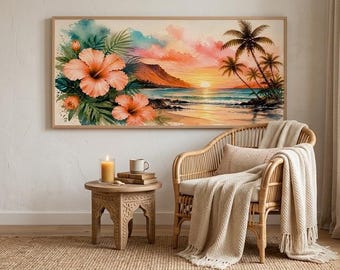Könnte beinhalten: Ein rechteckiger Wandkunstdruck mit einer Aquarelllandschaft eines tropischen Strandes bei Sonnenuntergang mit großen pfirsichfarbenen Hibiskusblüten, Palmen und einer Bergsilhouette, neben einem Rattansessel mit beiger Decke.