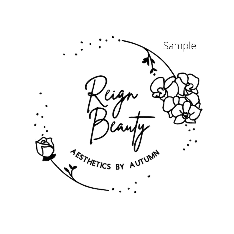 Puede incluir: Dise&ntilde;o de logotipo en blanco y negro con el texto "Reign Beauty" y el lema "Aesthetics by Autumn". El logotipo incluye un c&iacute;rculo con un dise&ntilde;o floral, que incluye una rosa y orqu&iacute;deas.