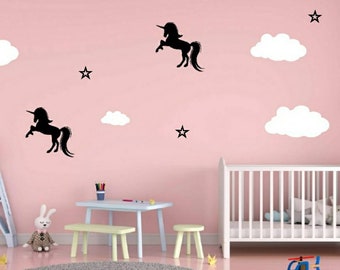 Vinilos decorativos de unicornios, nubes y estrellas para la habitación del bebé.