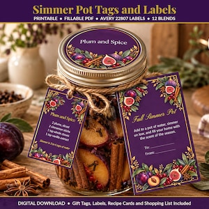 Puede incluir: Un frasco de vidrio lleno de fruta seca y ramas de canela, con una etiqueta morada que dice Plum and Spice. Dos etiquetas rectangulares a juego están atadas al frasco con cordel, mostrando recetas e instrucciones para una olla a fuego lento.