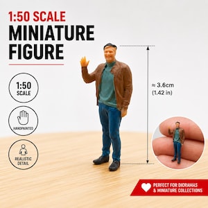 Può includere: Una miniatura in scala 1:50 che raffigura una persona con giacca marrone, maglia color ottanio e jeans blu, che saluta con una mano. La figura è dipinta a mano con dettagli realistici e misura circa 3,6 cm di altezza.