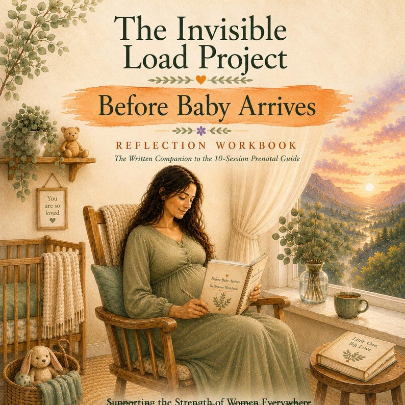 Peut inclure: Un livre intitul&eacute; The Invisible Load Project Before Baby Arrives Reflection Workbook, montrant une personne enceinte en robe verte assise dans un fauteuil &agrave; bascule en bois, lisant le cahier, avec un berceau, un ours en peluche et une vue montagne.