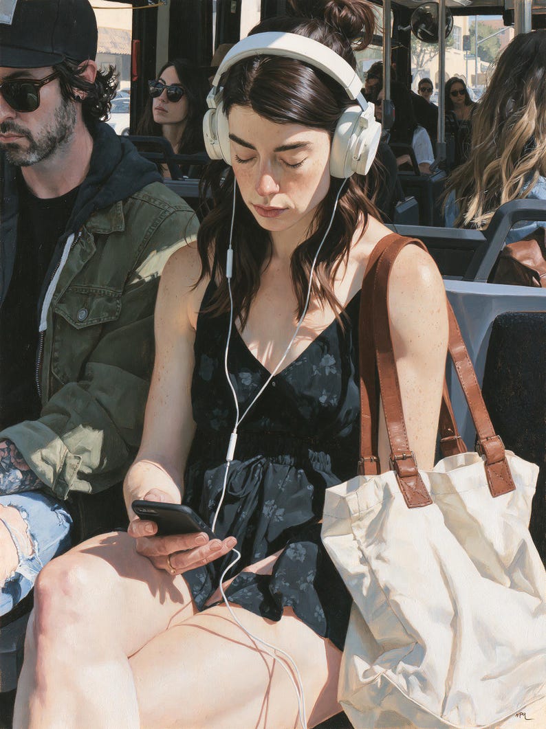 Peut inclure: Une robe noire sans manches avec un motif floral discret, un casque audio blanc avec un cordon blanc, un smartphone noir et un sac fourre-tout en toile couleur cr&egrave;me avec des lani&egrave;res en cuir marron. Le tout dans un style artistique r&eacute;aliste.