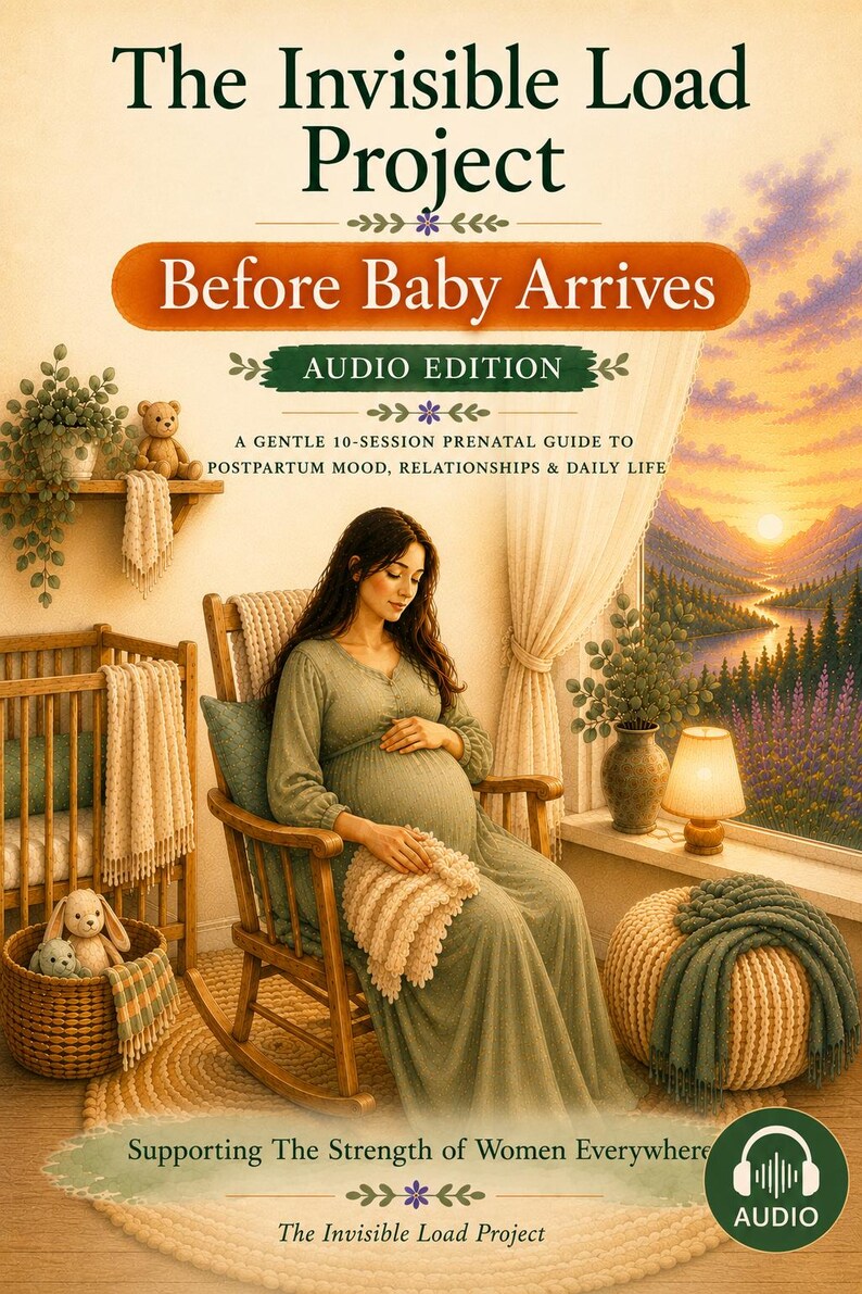 Puede incluir: Una portada de libro titulada The Invisible Load Project Before Baby Arrives Audio Edition. Muestra a una persona embarazada con vestido verde en una mecedora de madera, una guarder&iacute;a, un paisaje al atardecer y una gu&iacute;a de 10 sesiones.