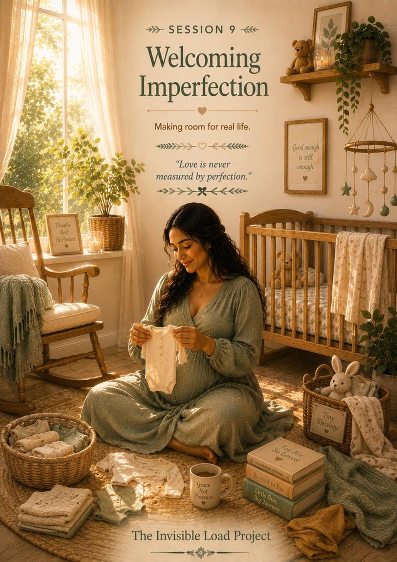 K&ouml;nnte beinhalten: Eine schwangere Person in einem salbeigr&uuml;nen Kleid h&auml;lt einen wei&szlig;en Baby-Body. Die Szene umfasst einen Holzschaukelstuhl, ein Kinderbett, Weidenk&ouml;rbe mit Babykleidung, einen B&uuml;cherstapel und eine Tasse mit der Aufschrift Grace Not Pressure. Der Text lautet Session 9 Welcoming Imperfection, Love is never measured by perfection, Good enough is still enough, Tiny Blessings, You Are So Loved, Be Kind to You, Little One, Big Journey und The Invisible Load Project.