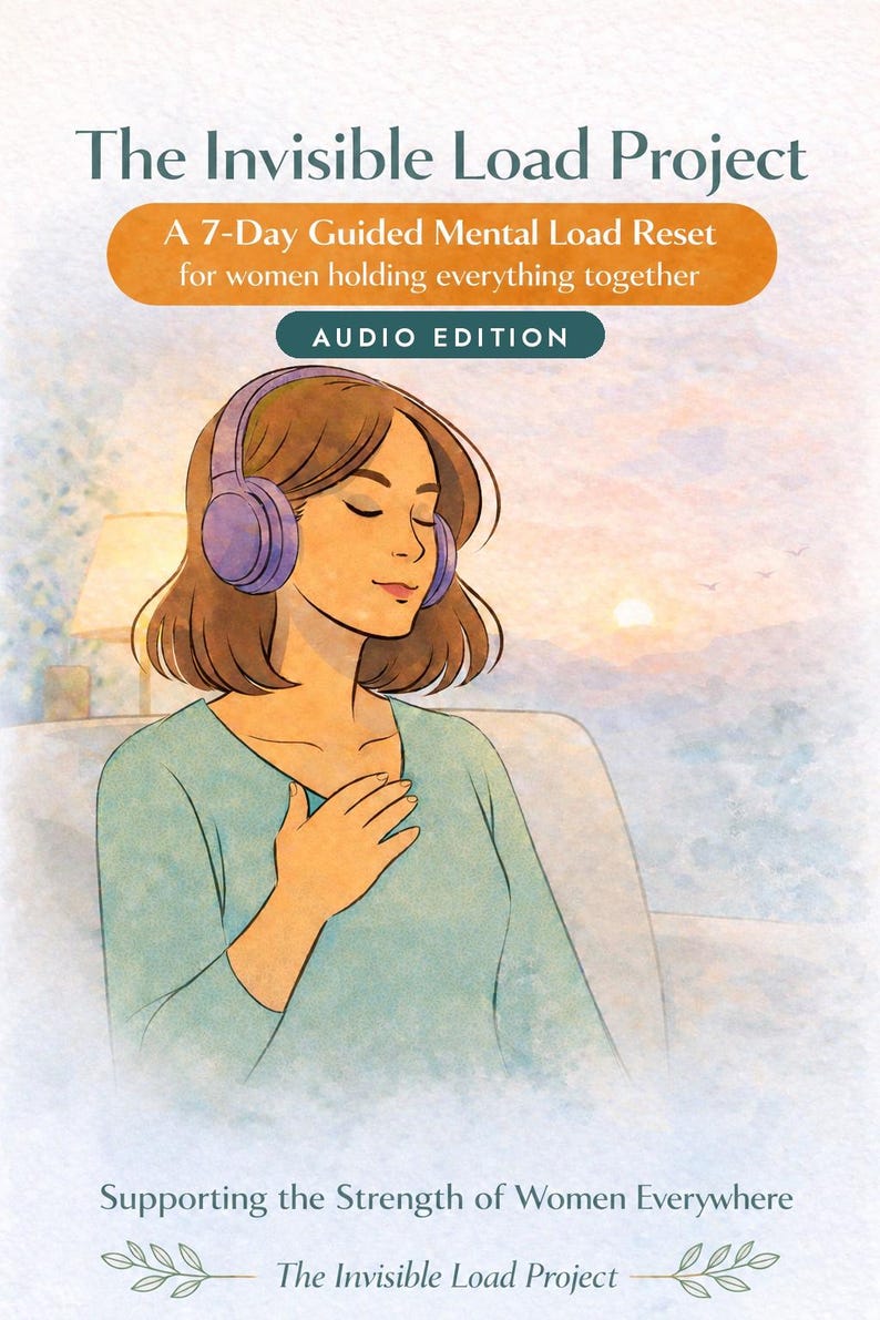 Peut inclure: Une illustration num&eacute;rique intitul&eacute;e The Invisible Load Project, A 7-Day Guided Mental Load Reset for women holding everything together, Audio Edition. Elle montre une personne portant un casque violet, les yeux ferm&eacute;s, une main sur la poitrine.