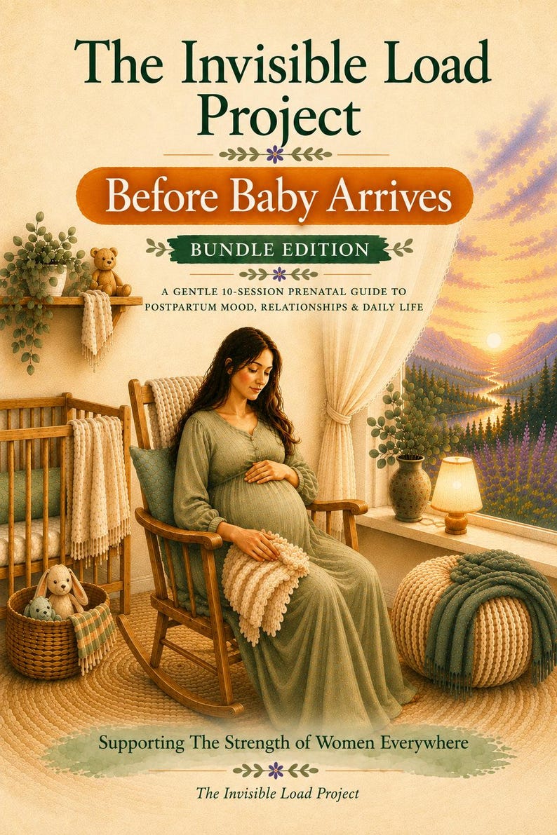 K&ouml;nnte beinhalten: Ein Buchcover mit dem Titel The Invisible Load Project Before Baby Arrives Bundle Edition. Es zeigt eine schwangere Person in einem gr&uuml;nen Kleid in einem h&ouml;lzernen Schaukelstuhl, neben einem Kinderbett, einem Korb mit Stofftier und einer Sonnenuntergangslandschaft.
