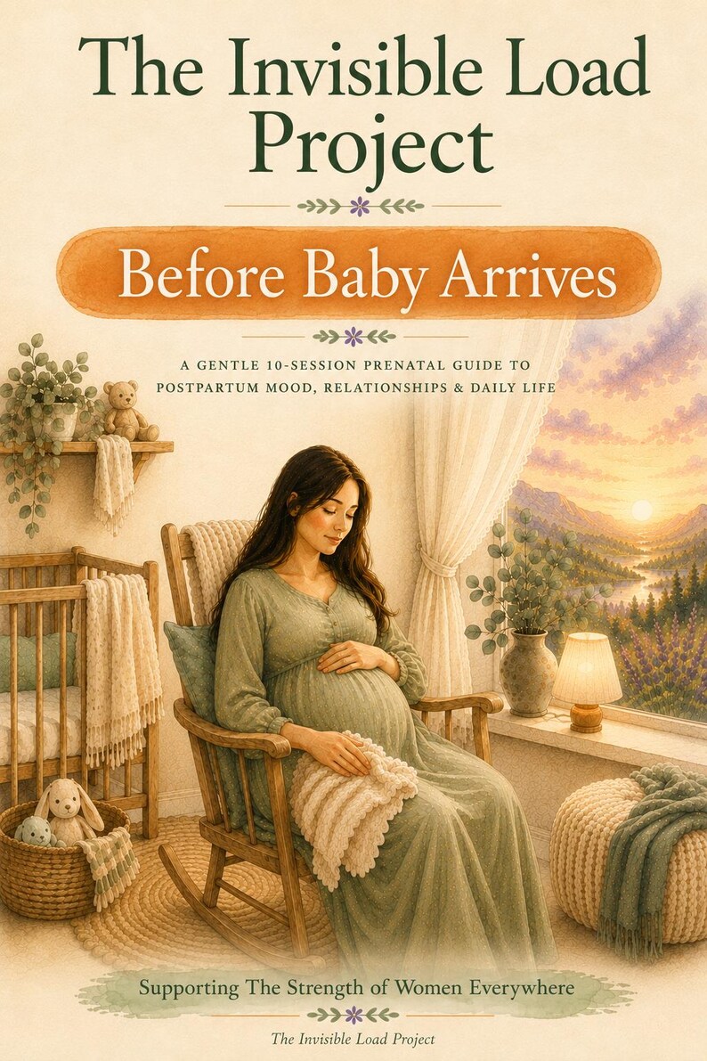 K&ouml;nnte beinhalten: Ein Buchcover mit dem Titel The Invisible Load Project: Before Baby Arrives, A Gentle 10-Session Prenatal Guide to Postpartum Mood, Relationships & Daily Life. Die Illustration zeigt eine schwangere Person in einem gr&uuml;nen Kleid im Schaukelstuhl.