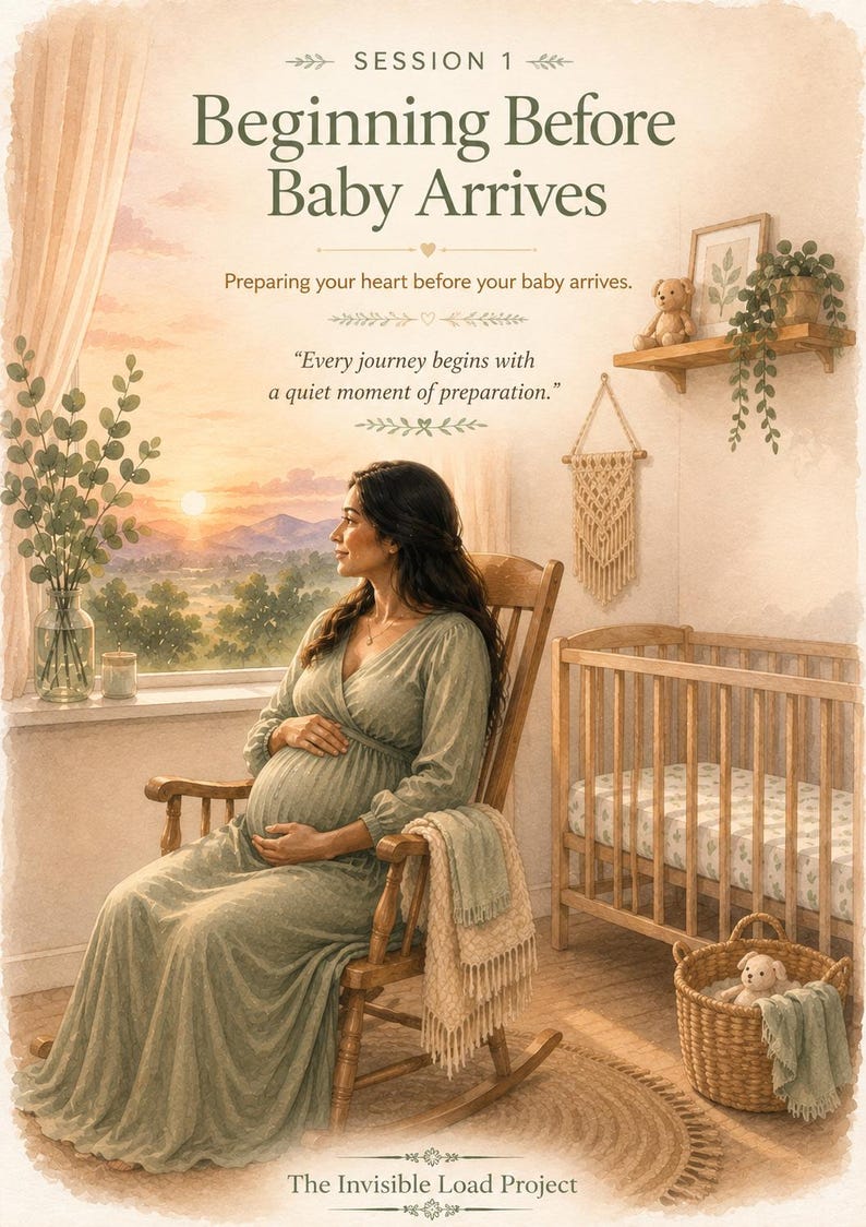 Peut inclure: Une illustration num&eacute;rique intitul&eacute;e Session 1 Beginning Before Baby Arrives, montrant une personne enceinte en robe vert sauge assise dans un fauteuil &agrave; bascule en bois. La sc&egrave;ne inclut un berceau, une suspension en macram&eacute; et un paysage au coucher du soleil.