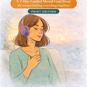 Puede incluir: Una portada de libro titulada The Invisible Load Project, A 7-Day Guided Mental Load Reset for women holding everything together, Print Edition. Muestra una ilustraci&oacute;n de una persona con auriculares morados, ojos cerrados y una mano sobre el pecho.