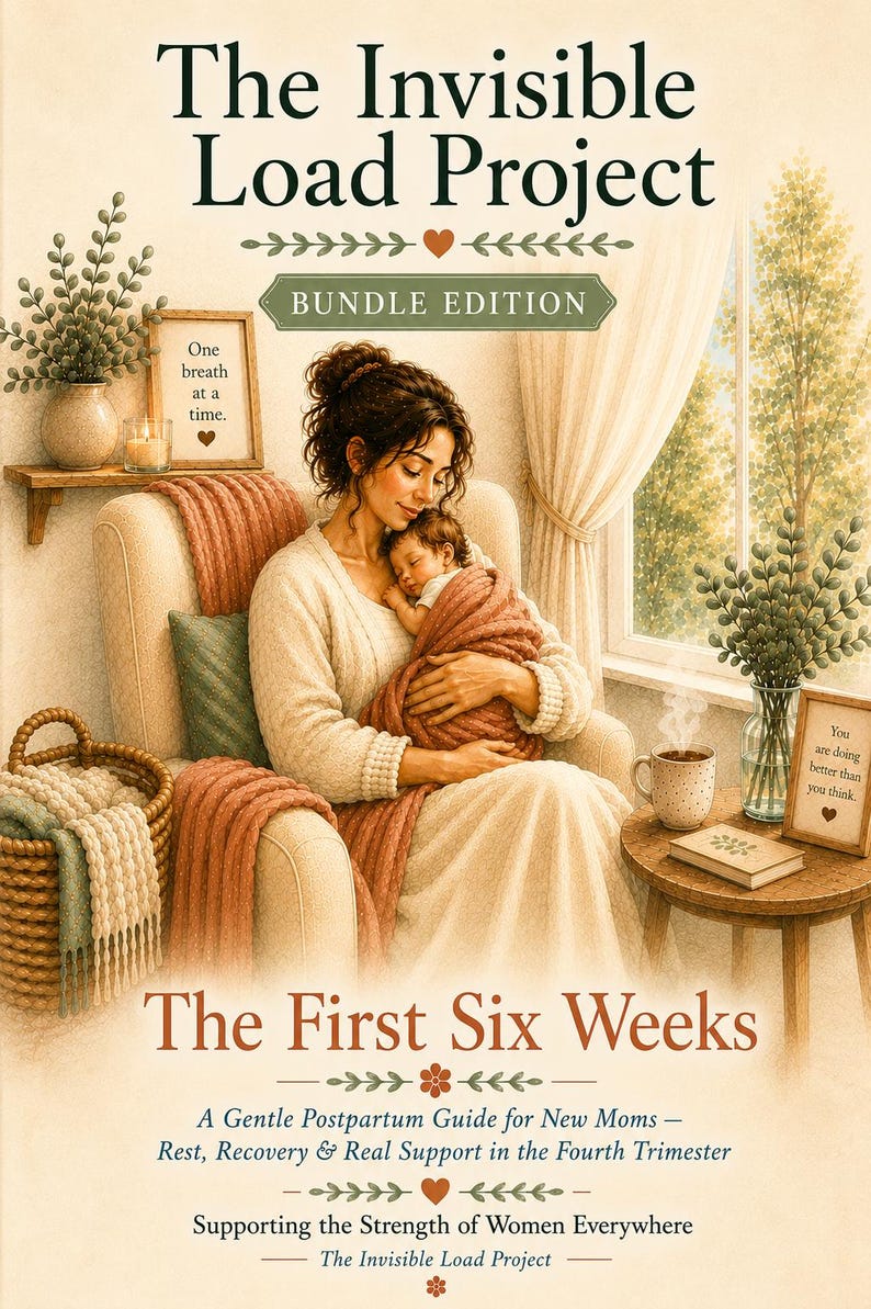 Peut inclure: Une couverture de livre intitul&eacute;e The Invisible Load Project Bundle Edition The First Six Weeks illustrant une personne tenant un b&eacute;b&eacute; dans un fauteuil, avec le texte A Gentle Postpartum Guide for New Moms et Supporting the Strength of Women Everywhere.