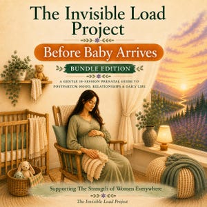 K&ouml;nnte beinhalten: Ein Buchcover mit dem Titel The Invisible Load Project: Before Baby Arrives, Bundle Edition. Es zeigt eine schwangere Person in einem Schaukelstuhl, ein Kinderbett, einen Korb mit Pl&uuml;schtier, eine Lampe und eine Berglandschaft bei Sonnenuntergang.