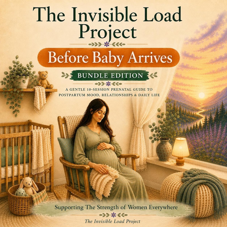 K&ouml;nnte beinhalten: Ein Buchcover mit dem Titel The Invisible Load Project: Before Baby Arrives, Bundle Edition. Es zeigt eine schwangere Person in einem Schaukelstuhl, ein Kinderbett, einen Korb mit Pl&uuml;schtier, eine Lampe und eine Berglandschaft bei Sonnenuntergang.