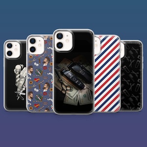 Könnte beinhalten: Fünf transparente Smartphone-Hüllen mit verschiedenen Motiven rund um das Thema Friseur. Die Muster zeigen einen Barber-Pole, Scheren, Haarschneidemaschinen, Rasiermesser, bärtige Männer, rot-blaue Diagonalstreifen und Haarschneider auf Geldscheinen.