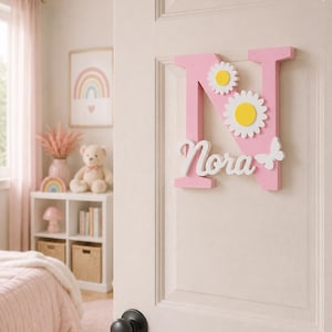 Targa personalizzata 3D con nome, decorazione con iniziale personalizzata, arte per la cameretta con margherite e farfalle