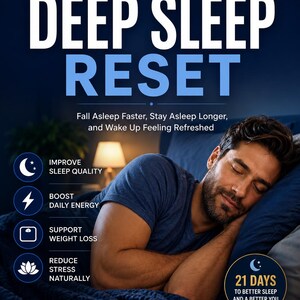 Könnte beinhalten: Eine Werbegrafik für The 21-Day Deep Sleep Reset von WelltrixHealthy. Sie zeigt eine Person, die in einem dunkelblauen Bett schläft. Der Text umfasst: Fall Asleep Faster, Stay Asleep Longer, and Wake Up Feeling Refreshed, sowie Vorteile wie Improve Sleep Quality, Boost Daily Energy, Support Weight Loss und Reduce Stress Naturally.