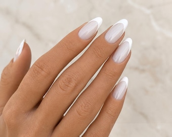 Unhas francesas brancas leitosas cor amêndoa, manicure em gel elegante para noivas.