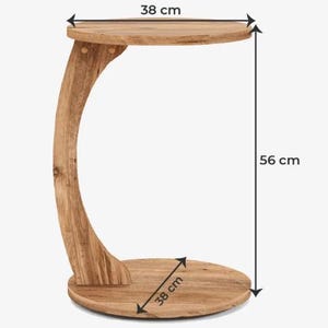 Pu&ograve; includere: Un tavolino in legno color marrone chiaro a forma di C con piano e base circolari. Il tavolo presenta un pilastro di supporto curvo che collega la parte superiore e quella inferiore. Le dimensioni sono 38 cm di diametro e 56 cm di altezza.