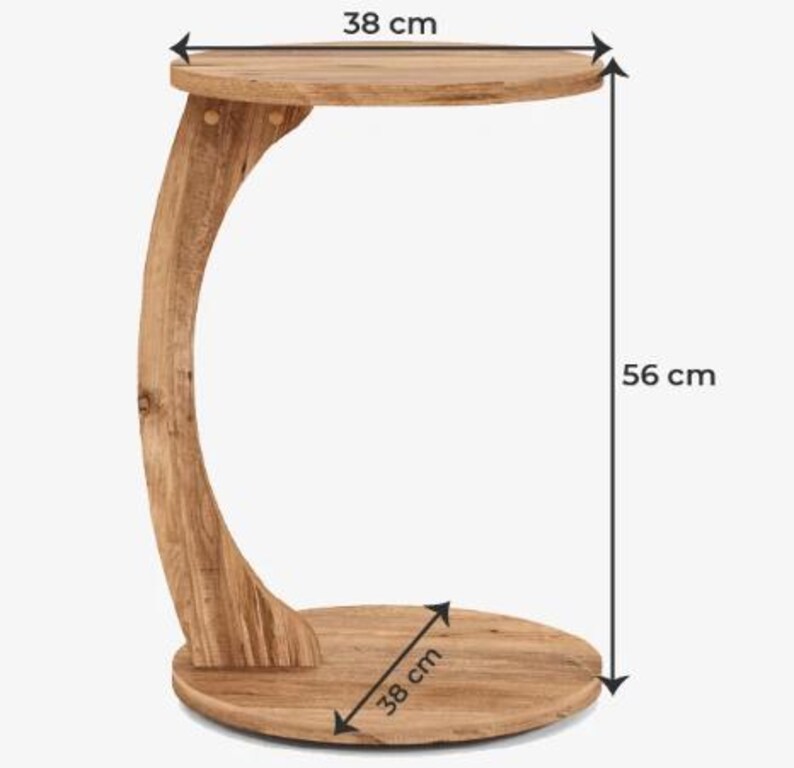 Pu&ograve; includere: Un tavolino in legno color marrone chiaro a forma di C con piano e base circolari. Il tavolo presenta un pilastro di supporto curvo che collega la parte superiore e quella inferiore. Le dimensioni sono 38 cm di diametro e 56 cm di altezza.