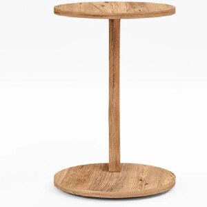 Pu&ograve; includere: Un tavolino rotondo con finitura in venature di legno marrone chiaro. Il tavolo presenta un piano circolare sostenuto da un unico montante centrale verticale che si collega a una base circolare abbinata, creando un mobile semplice e funzionale.