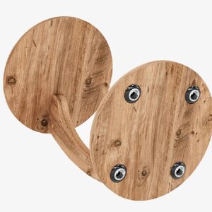 Pu&ograve; includere: Un manubrio in legno marrone chiaro con venature del legno visibili. Il manubrio presenta due dischi circolari collegati da un'impugnatura curva, con quattro fissaggi metallici circolari neri e argentati visibili sul disco anteriore.