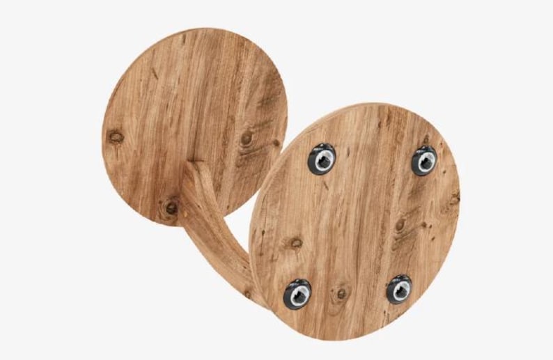 Pu&ograve; includere: Un manubrio in legno marrone chiaro con venature del legno visibili. Il manubrio presenta due dischi circolari collegati da un'impugnatura curva, con quattro fissaggi metallici circolari neri e argentati visibili sul disco anteriore.