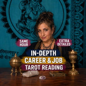 Può includere: Una persona con capelli scuri davanti a un arazzo turchese con una divinità. Testo: SAME HOUR, EXTRA DETAILED, IN-DEPTH CAREER & JOB TAROT READING. Sul tavolo ci sono un bruciatore di incenso in ottone, un candeliere e due cristalli.