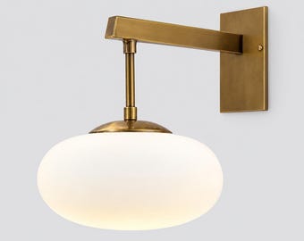Aplique de pared antiguo de latón de mediados de siglo con pantalla de cristal opalino blanco – Lámpara de pared para dormitorio, tocador de baño y recibidor.