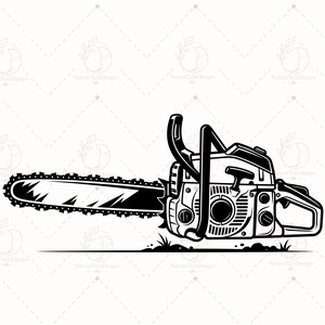 Puede incluir: Una ilustración gráfica en blanco y negro de una motosierra. El diseño presenta una larga barra guía dentada que se extiende hacia la izquierda, conectada a una carcasa de motor detallada con un asa, cuerda de arranque y ventilaciones.