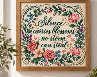 Wzór haftu krzyżykowego z kwiatowym cytatem w formacie PDF: Cisza niesie kwiaty