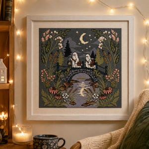 Gotisch kruissteekpatroon met een spook, Halloween PDF-schema met een bloemennachttafereel