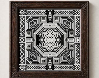 Könnte beinhalten: Eine quadratische Kreuzstichstickerei mit einem komplexen schwarz-weißen geometrischen Muster und einem zentralen sternförmigen Motiv, eingefasst in einen dunkelbraunen Holzrahmen mit geschnitzten Eckdetails und einer strukturierten Oberfläche.