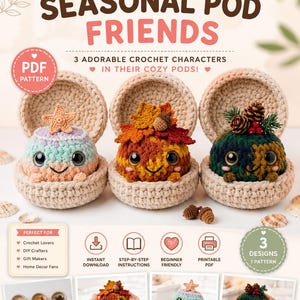 Puede incluir: Un patrón de ganchillo digital titulado Seasonal Pod Friends que muestra tres personajes tejidos en vainas beige. Los personajes incluyen una criatura pastel con una estrella, una de temática otoñal con hojas y una verde oscuro con piñas.
