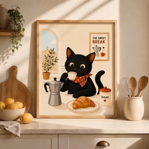 Può includere: Una stampa artistica incorniciata raffigurante un gatto nero con un foulard a pois rossi che beve da una tazza bianca. L'illustrazione include una moka, un cornetto su un piatto, una zuccheriera e la scritta THE SWEET BREAK.