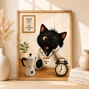 Può includere: Una stampa artistica da parete incorniciata raffigurante un gatto nero in pigiama a righe, che fa l'occhiolino tenendo una tazza bianca con la scritta Espresso. Accanto al gatto ci sono una moka argentata e una sveglia nera. Il cartello sulla parete recita COFFEE FIRST THEN THE WORLD.