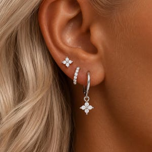 Set di 3 orecchini a forma di fiore in argento con zirconi cubici, ideali per piercing multipli.