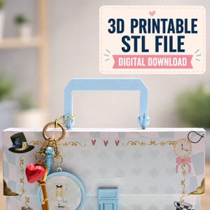 Puede incluir: Un maletín rectangular azul claro con asa, decorado con un patrón de corazones y picas. Un llavero dorado con un corazón rojo, una llave y un dije circular cuelga del asa. El texto dice 3D PRINTABLE STL FILE DIGITAL DOWNLOAD.