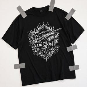 T-shirt graphique Dragon Lore AWP | Illustration fantastique de fusil de sniper
